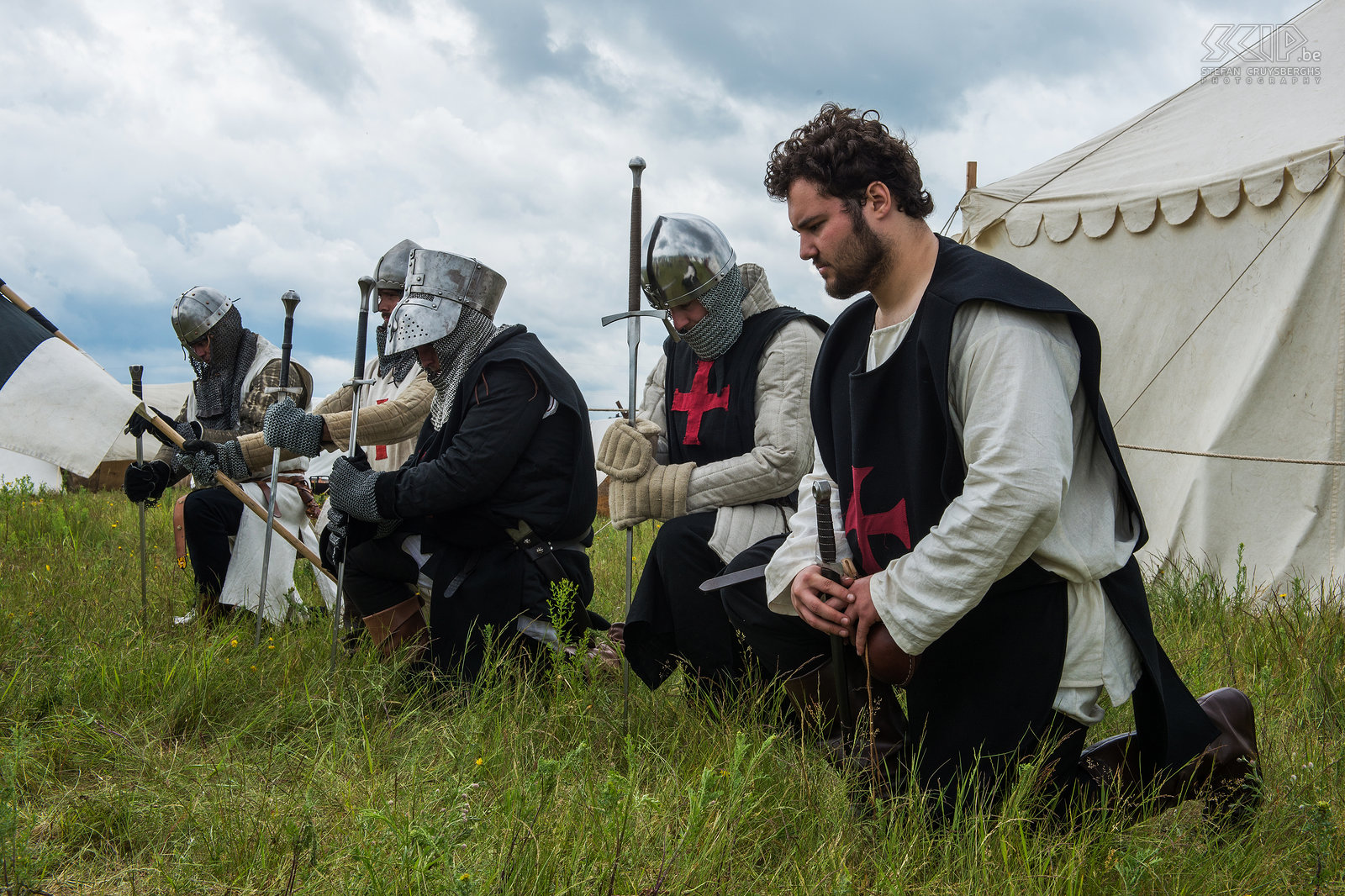 Historia Mundi - Medieval knights In June the Historia Mundi event took place in Lommel. During two days many groups came together to do re-enacting and living history. Based on historical research all groups tried to reproduce cloths, weapons, tents, crafts, ... Many of these people know their piece of history very detailed and are very enthusiastic when telling about it. I made a series of photos of prehistoric people, Romans, medieval knights, soldiers from the Renaissance, Scottish Highlanders, German soldiers from WWI, ... Stefan Cruysberghs